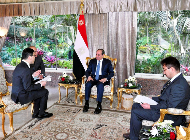 カイロで4月29日、朝日新聞の単独インタビューに応じるシーシ大統領（中央）=エジプト大統領府提供