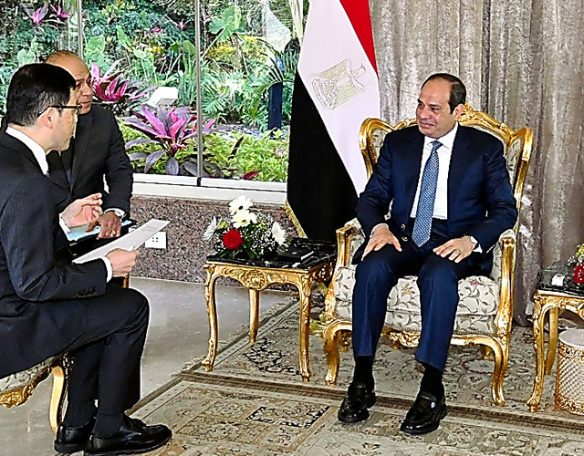 カイロで４月２９日、インタビューに応じるシーシ大統領（右）＝エジプト大統領府提供
