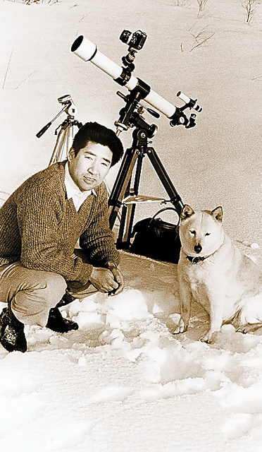 白河天体観測所の天文台長を務めた愛犬チロと＝１９７７年ごろ、福島県北塩原村、岡田好之さん撮影