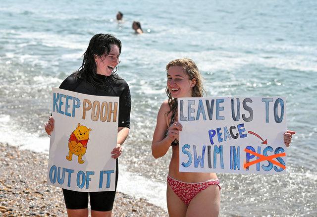 2023年5月20日、水道会社による未処理の汚水排出に対する抗議活動に英国で参加するサーファーたち=ロイター