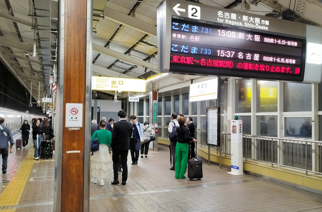 運転中止が決まり、最寄りの新富士駅に止められた「のぞみ231号」からは次々に乗客が降りていった=2023年6月2日午後8時17分、静岡県富士市