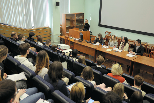 モスクワ国立言語大学で開かれた日本語のスピーチコンテストの様子。日本語コースで学ぶ学生ら15人が参加した=2023年4月、モスクワ