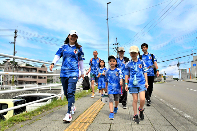 参加者との会話を楽しみながら歩く澤穂希さん（左端）=仙台市