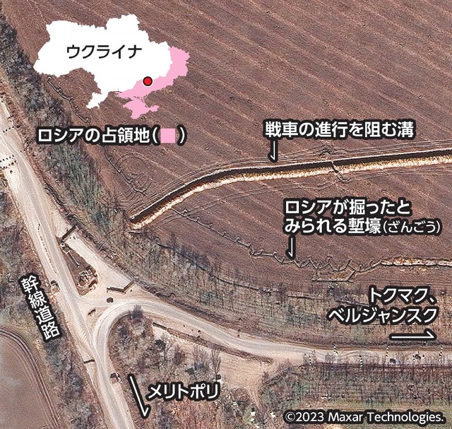 2本の幹線道路近くにある塹壕（ざんごう）。上の深い溝は、戦車の進行を阻む溝。道路上には、「竜の歯」と呼ばれる障害物が設置されているとみられる=2023年3月4日、Satellite　image　（C）2023　Maxar　Technologies.