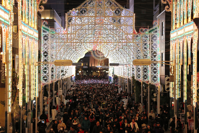 2019年12月に開かれた神戸ルミナリエ。「光の回廊」などがまちを彩った=神戸市中央区、矢木隆晴撮影