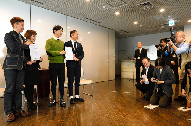 東京都世田谷区で「パートナーシップ宣誓書」に署名した同性カップル=2015年