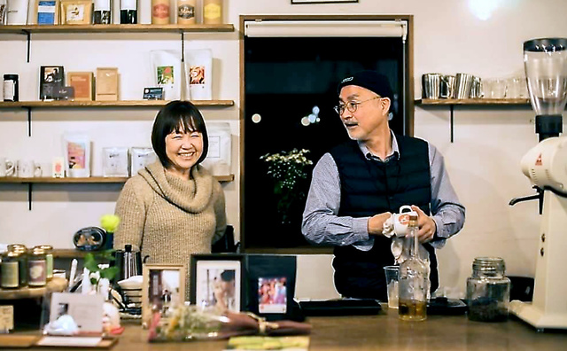 カフェを営む深迫祐一さん（右）と祥子さん＝熊本市北区、いずれも祥子さん提供