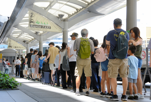 多くの観光客らが並ぶJR京都駅のタクシー乗り場=2023年7月16日、京都市下京区、吉田貴司撮影
