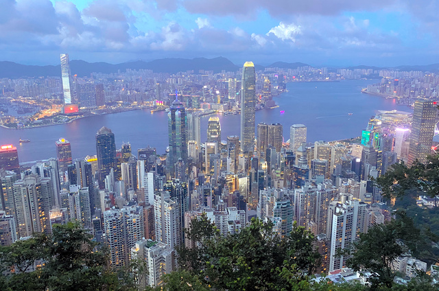 香港の夜景に浮かぶ高層ビル群=2022年7月20日、奥寺淳撮影