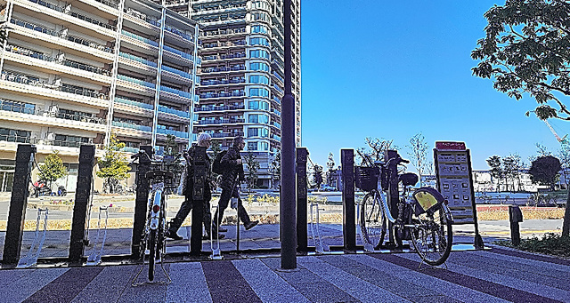多くの自転車が貸し出されていたシェアサイクルのポート＝千葉市美浜区