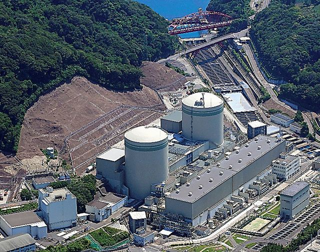 高浜原子力発電所の（右から）１号機、２号機＝２７日午前、福井県高浜町、本社機から、岩下毅撮影