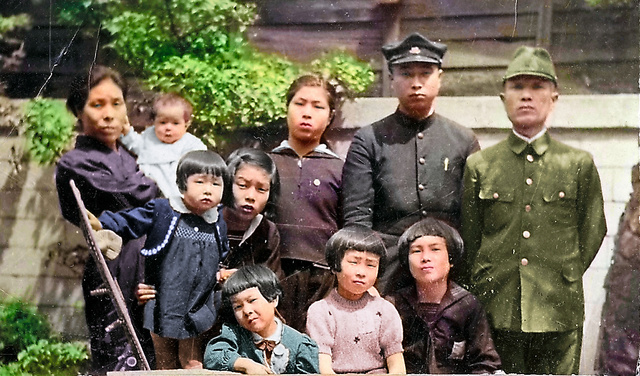 カラー化した吉村博子さん（中段左から２番目）の家族写真＝嘉屋重順子さん（下段左端）提供