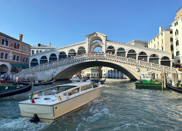 ベネチアの大運河にかかるリアルト橋。世界各国から観光客が訪れていた=2023年7月8日、奥寺淳撮影