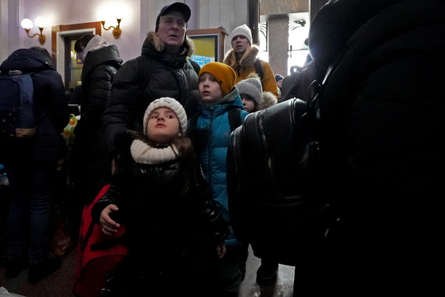 混み合う駅構内を進む子どもたち=2022年3月9日午前、ウクライナ西部リビウ、遠藤啓生撮影