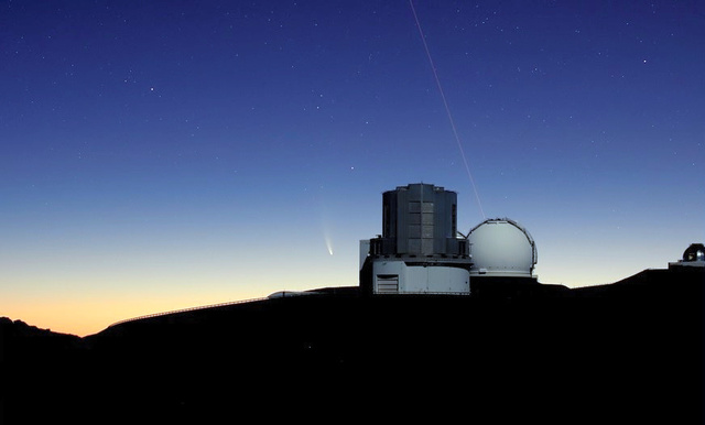 ハワイ・マウナケア山頂に立つすばる望遠鏡と彗星（すいせい）=2020年7月、国立天文台提供