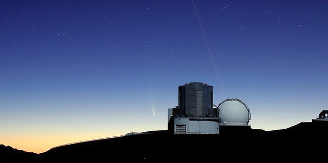 ハワイ・マウナケア山頂に立つすばる望遠鏡と彗星（すいせい）＝２０２０年７月、国立天文台提供