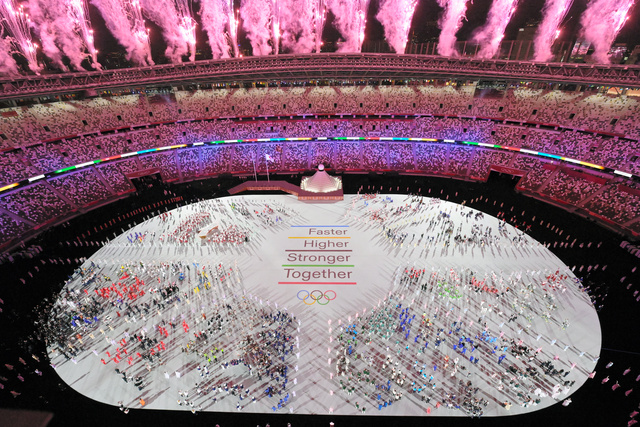 無観客で行われた開会式で選手たちが入場し、花火が上がった=2021年7月23日、国立競技場、樫山晃生撮影