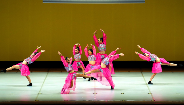 第11回全日本小中学生ダンスコンクール東海大会で演技を披露するARI団7GIRL=名古屋市の日本特殊陶業市民会館、イワモトアキト撮影