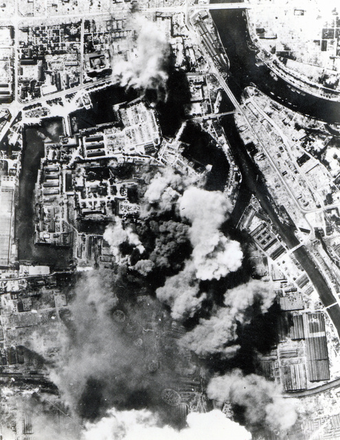 1945年8月14日、猛爆撃を受ける大阪砲兵工廠。この日、京橋駅も空襲された=米軍撮影、提供