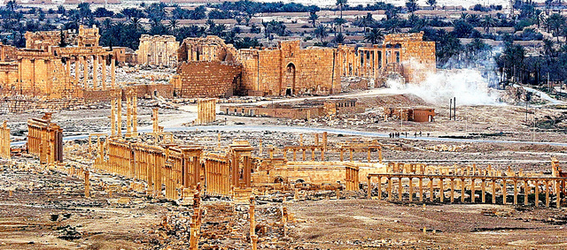 パルミラの古代都市遺跡。過激派組織「イスラム国」（ＩＳ）が一部を破壊したベル神殿（奥）近くで、ロシア軍の地雷除去作業による煙が上がっていた＝２０１６年４月１４日、シリア中部パルミラ、矢木隆晴撮影