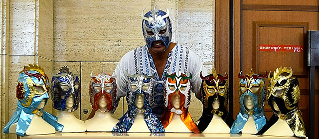 自身のマスクと記念撮影に応じるウルティモさん＝東京国立博物館