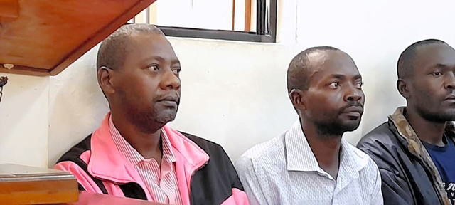ケニア東部マリンディの裁判所に出廷したマッケンジー容疑者（左端）=2023年5月2日、アモス・タコナ撮影