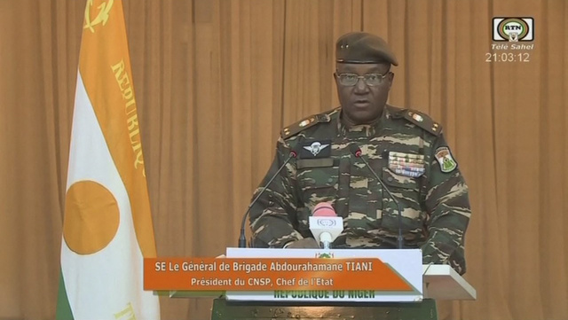 19日、ニジェールの国営テレビを通じて声明を読み上げるチアニ将軍。ORTN提供=AFP時事