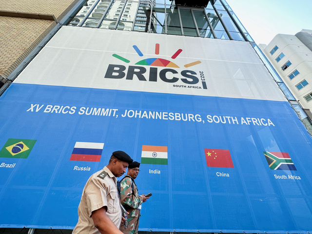 ヨハネスブルクで19日、BRICS首脳会議が開かれるサントン・コンベンションセンター前を歩く人=ロイター