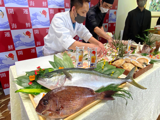 日本貿易振興機構（ジェトロ）の関連団体・日本食品海外プロモーションセンター（JFOODO）が香港で開いたイベントでは、日本のタイやホタテ、ハマチが披露された=2023年1月11日、奥寺淳撮影
