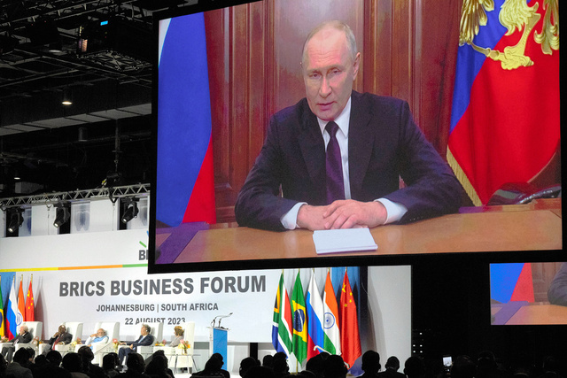南アフリカのヨハネスブルクで始まった新興5カ国（BRICS）首脳会議で2023年8月22日、ビデオ演説するロシアのプーチン大統領=AP