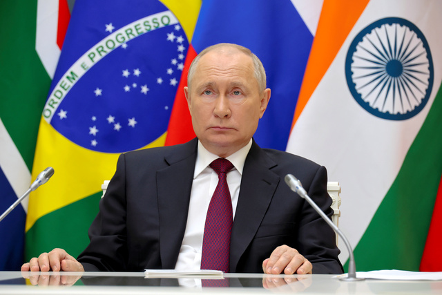 モスクワで23日、南アフリカで開催中のBRICS首脳会議での各国首脳のスピーチを聞く、ロシアのプーチン大統領。スプートニク提供=AP
