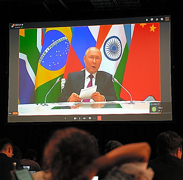 南アフリカで開かれているＢＲＩＣＳ首脳会議で、オンライン演説をするロシアのプーチン大統領＝２３日、今泉奏撮影