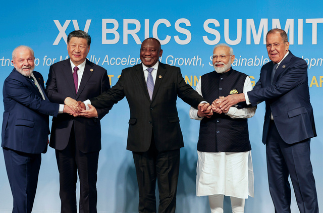 南アフリカで開催されているBRICS首脳会議で23日、手を携える（左から）ブラジルのルラ大統領、中国の習近平（シーチンピン）国家主席、南アのラマポーザ大統領、インドのモディ首相、ロシアのラブロフ外相=AP