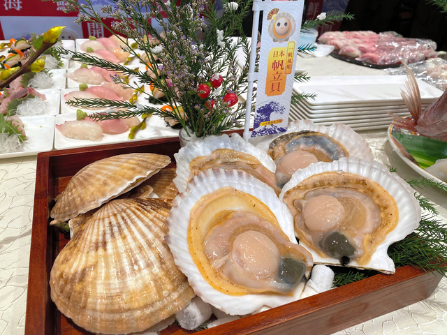 香港のイベントで紹介された日本産のホタテなど。日本食ブームが続く香港では、朝に豊洲市場などで競り落とされた鮮魚が夕方には香港のレストランで食べられる仕組みができあがっている=1月、奥寺淳撮影