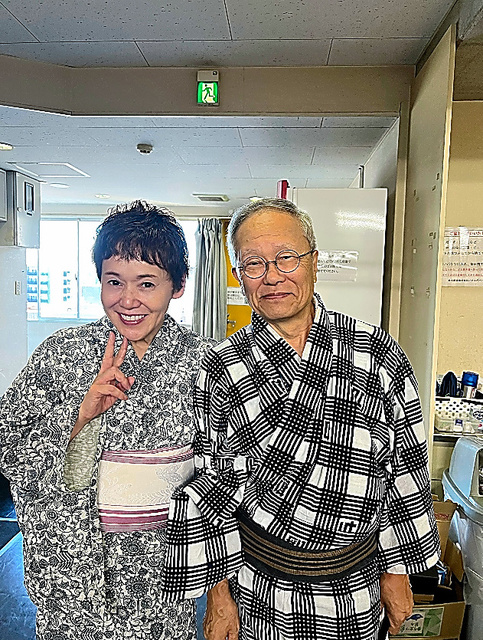 森本さん（右）の浴衣は３０年以上前、十八代中村勘三郎さんから頂いたものです