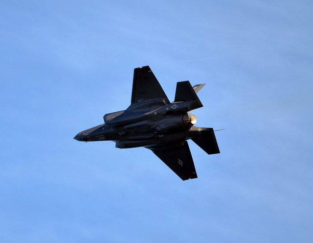 米軍岩国基地から離陸して飛行する戦闘機F35A=2021年12月9日、山口県岩国市、川本裕司撮影