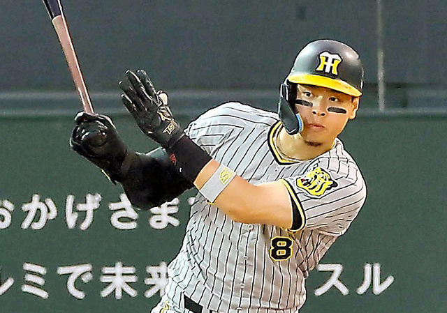 一回表阪神２死一、三塁、佐藤輝は先制適時打を放つ＝日刊スポーツ
