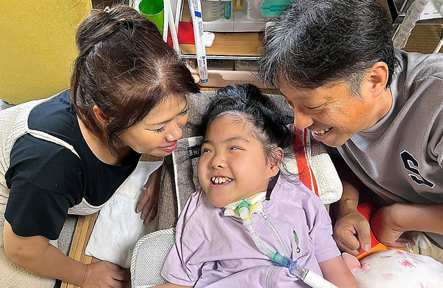 両親と笑顔で話す宮崎響さん＝８月９日、奈良県生駒市の自宅