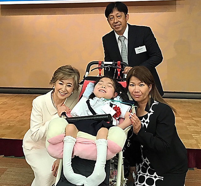 エッセイコンテストの後、俳優の竹下景子さん（左）と記念撮影する宮崎響さんと両親＝２０２１年１０月、東京都、父の昌明さん提供