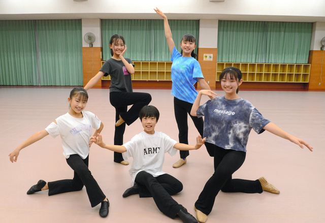 全日本小中学生ダンスコンクールに出場する「NAGOYAKA　STARS」のメンバー=2023年10月1日、愛知県東郷町、斉藤佑介撮影