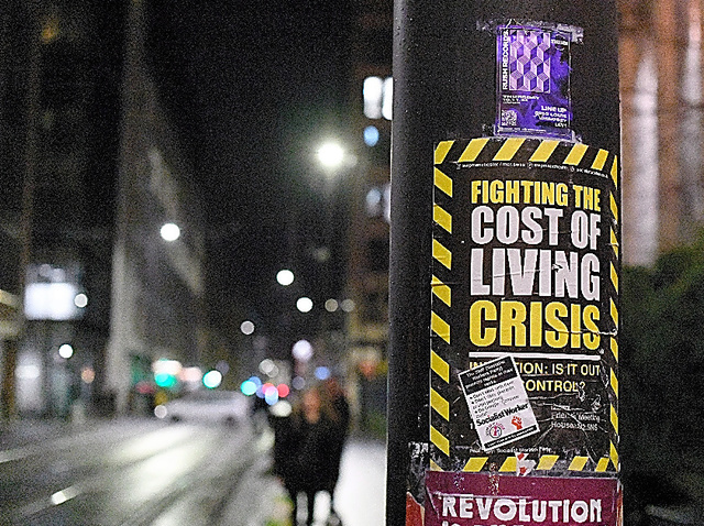 英国内の物価高に伴う「生活費危機」への対処を訴える街頭ポスター＝２０２２年１１月、いずれも金成隆一撮影