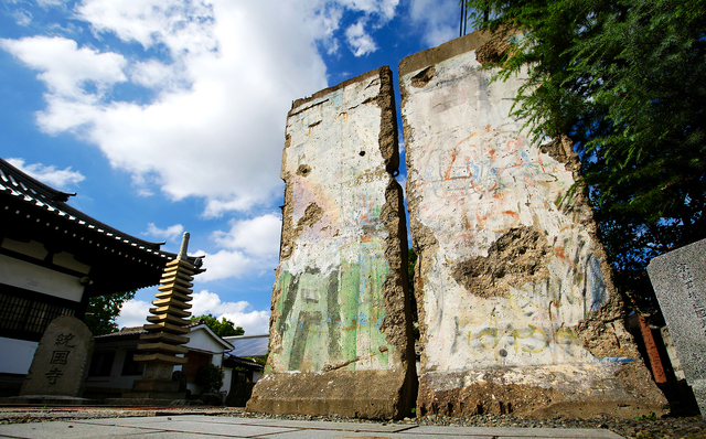 統国寺の境内に置かれている「ベルリンの壁」＝２０２３年１０月４日、大阪市天王寺区、樫山晃生撮影