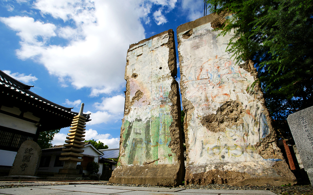 統国寺の境内に置かれている「ベルリンの壁」=2023年10月4日、大阪市天王寺区、樫山晃生撮影