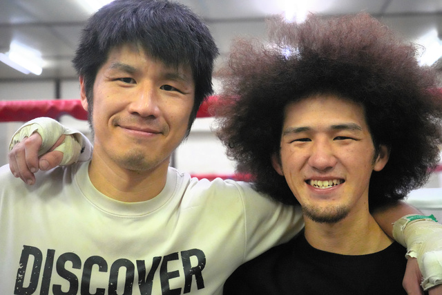 プロボクサーの加藤寿（左）と長谷川優太=11日、埼玉県熊谷市の熊谷コサカジム