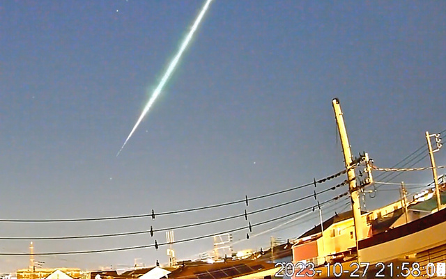 関東の南東の空に現れた火球=27日午後9時58分ごろ、神奈川県平塚市、藤井大地さん撮影