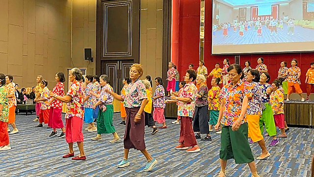 プロジェクトに参加する自治体の覚書署名式で、踊りを披露する高齢者クラブのメンバーたち＝７月１１日、タイ中部ホアヒン、筆者撮影