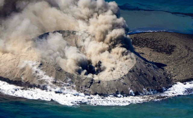 硫黄島の近くで噴火する火山=2023年11月3日午後0時26分、東京都小笠原村、朝日新聞社機から、恵原弘太郎撮影
