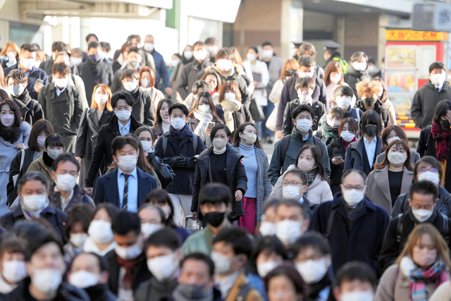 今年1月、マスク姿で通勤する人たち=東京都新宿区、諫山卓弥撮影
