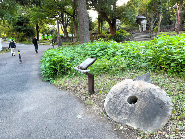 石貨は日比谷公園の一角にあるが、足を止める人はめったにいない=2023年10月6日、原真人撮影　
