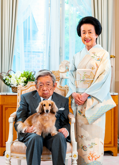 11月28日に米寿となる88歳の誕生日を迎えた常陸宮さま。愛犬の「福姫（ふくひめ）」をひざにのせ、妻の華子さまとともに、翌年のグリーティングカード用の写真撮影に応じた=2023年7月21日午後、東京都渋谷区の常陸宮邸の応接室、宮内庁提供